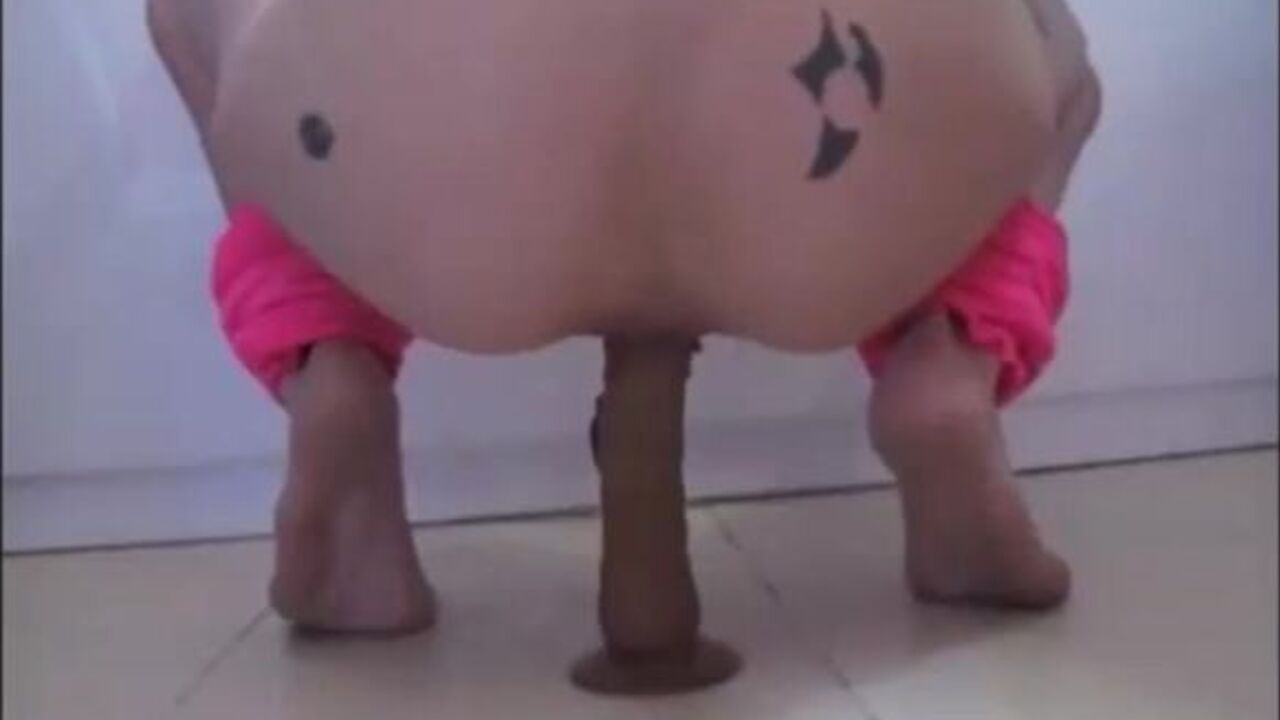 Watch this dirty girl get off with her ass and squirt like a fountain