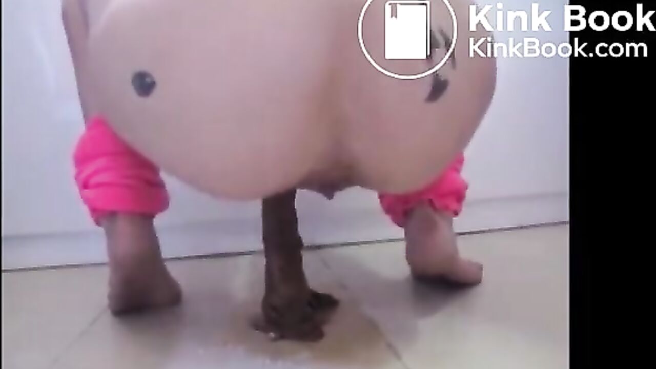 Watch this dirty girl get off with her ass and squirt like a fountain