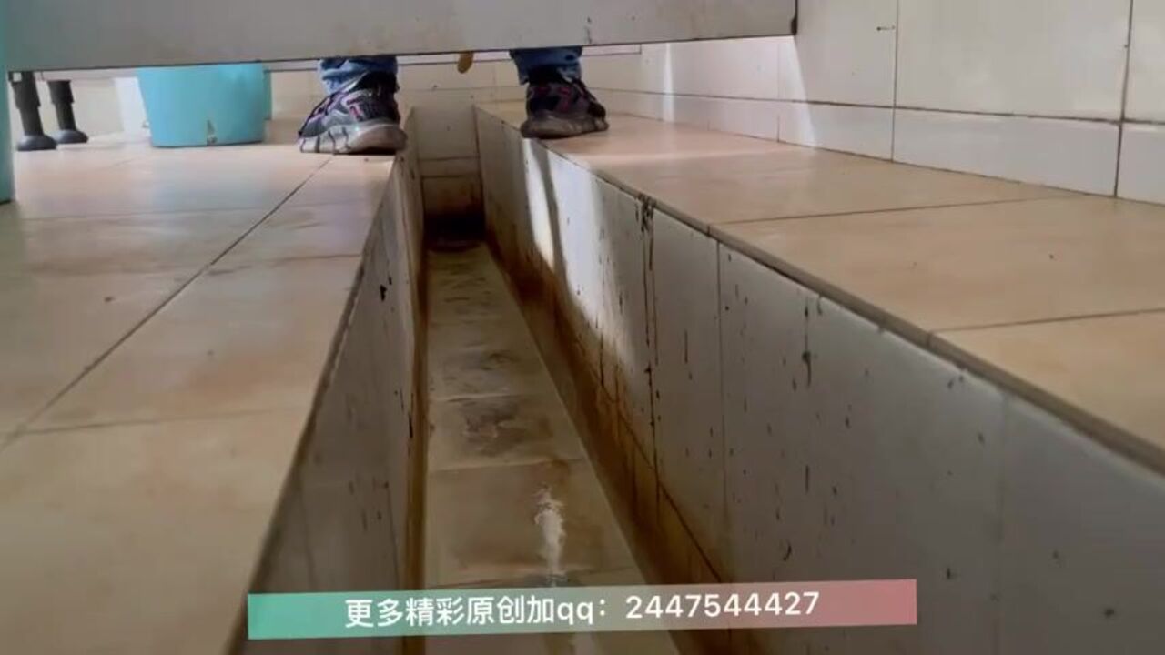 Peeping on the girl's toilet play and defecating heavily