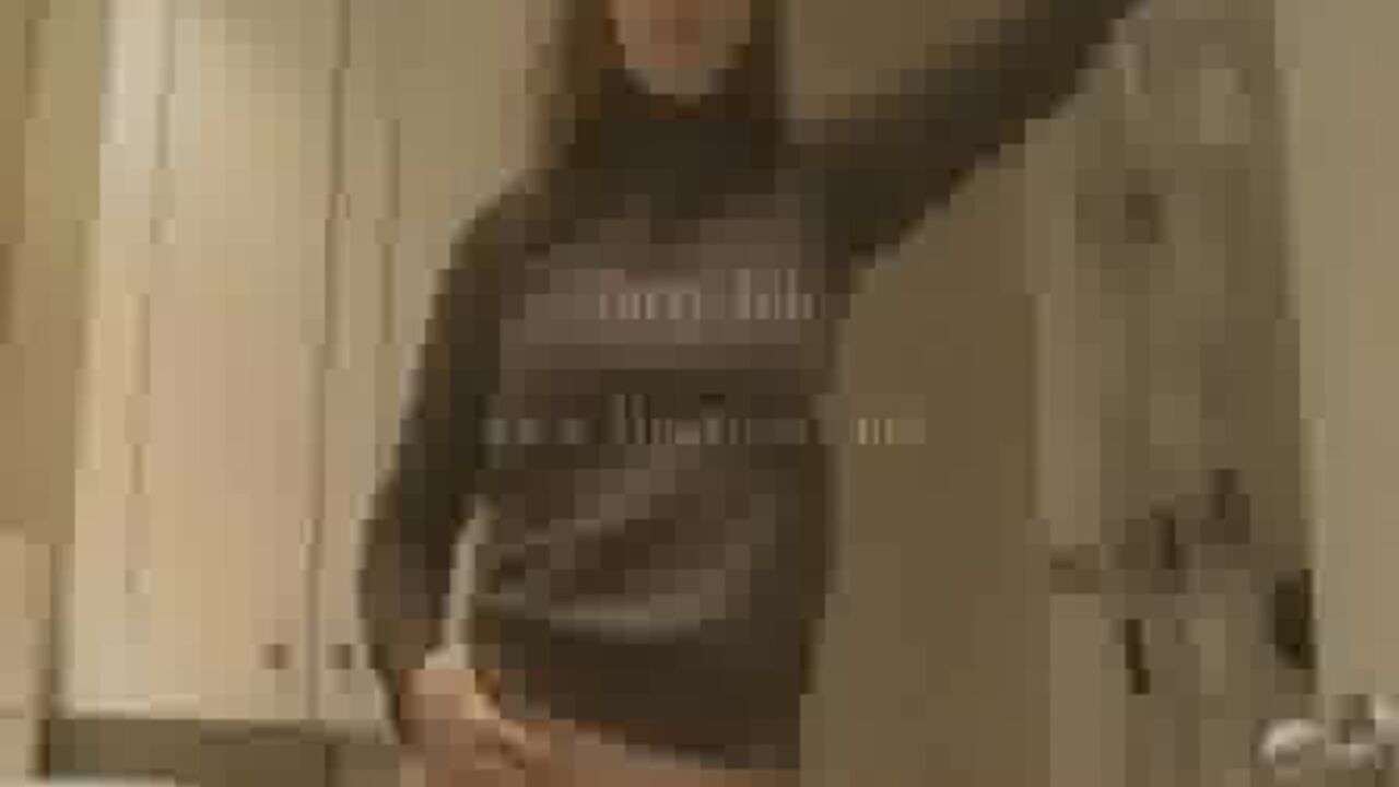 Watch the dirty job of Delilah and her partner as they scat in front of the camera