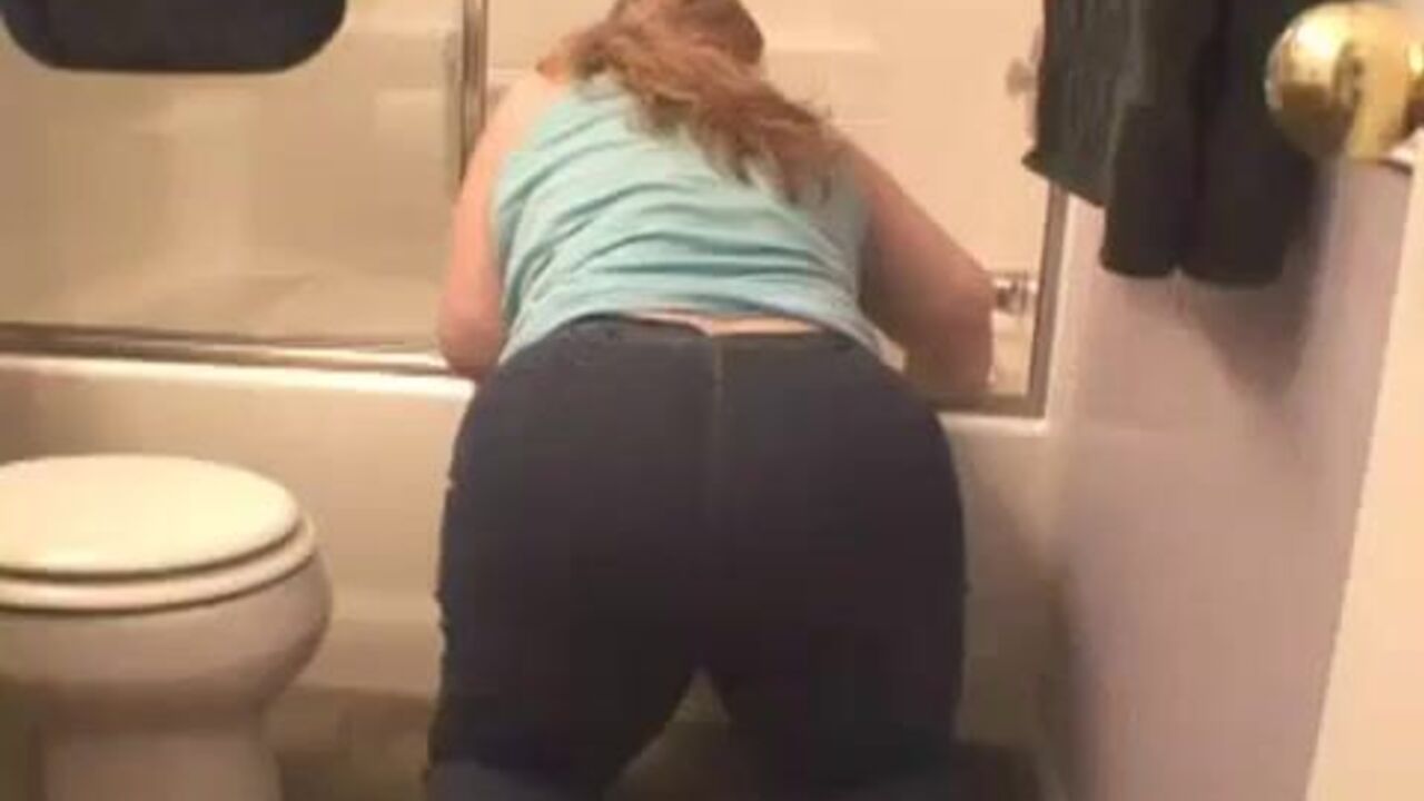 Watch this thick ass babe scat in jeans like a pro
