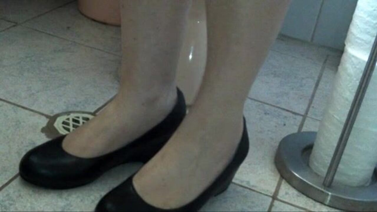 Watch this scat porn video featuring a black-shoe-wearing slut in pinstripe heels