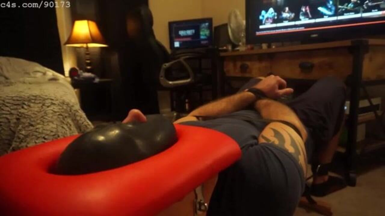 Gamer Girl gets kinky with her own load of piss