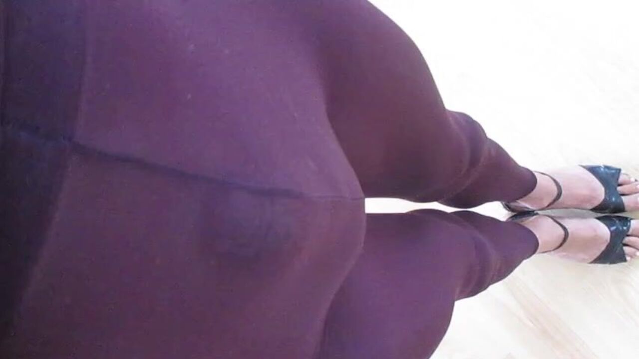 Watch me tease my pantyhose while getting off solo in wet my pantyhose video