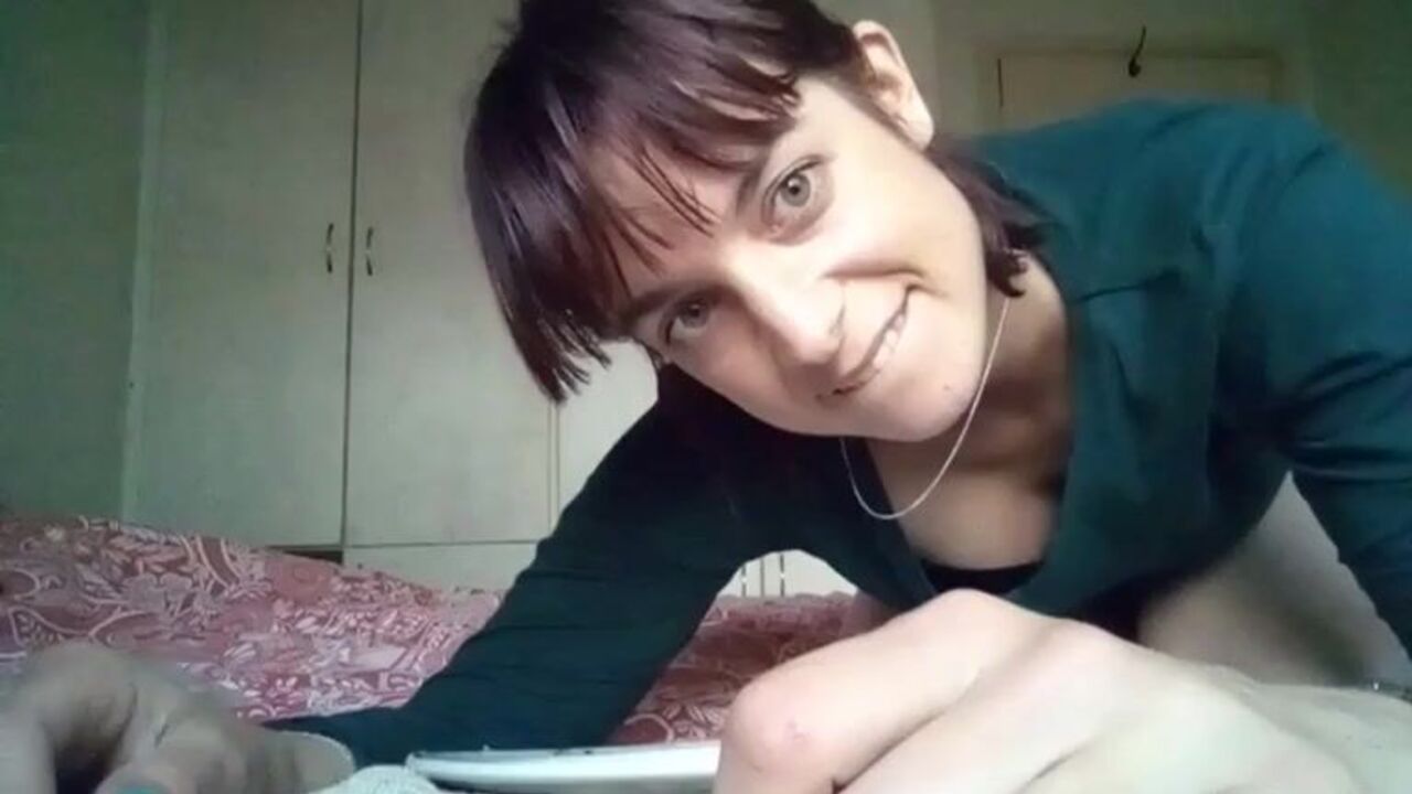 Watch this filthy slut scat in the morning like a pro!