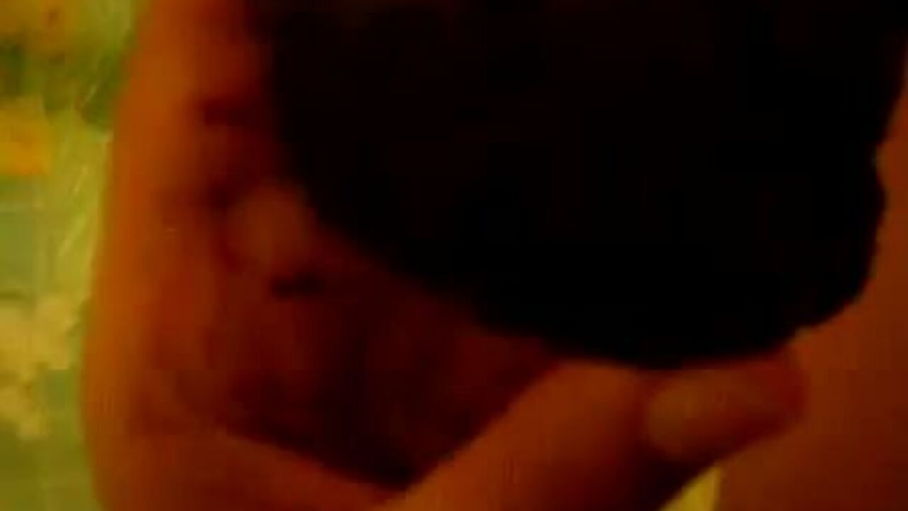 Mädchen leckt, saugt und beißt in scat porn, scat fetish und scat sex - E