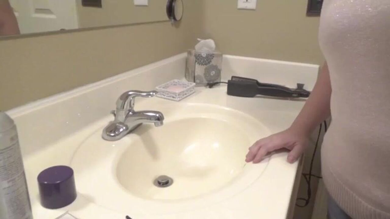 Watch this chubby housewife scat in the sink like a pro!