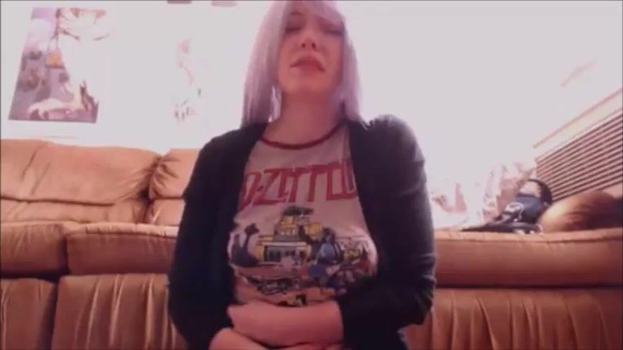 Watch this hot babe shitting on her pinky while getting off with her panties