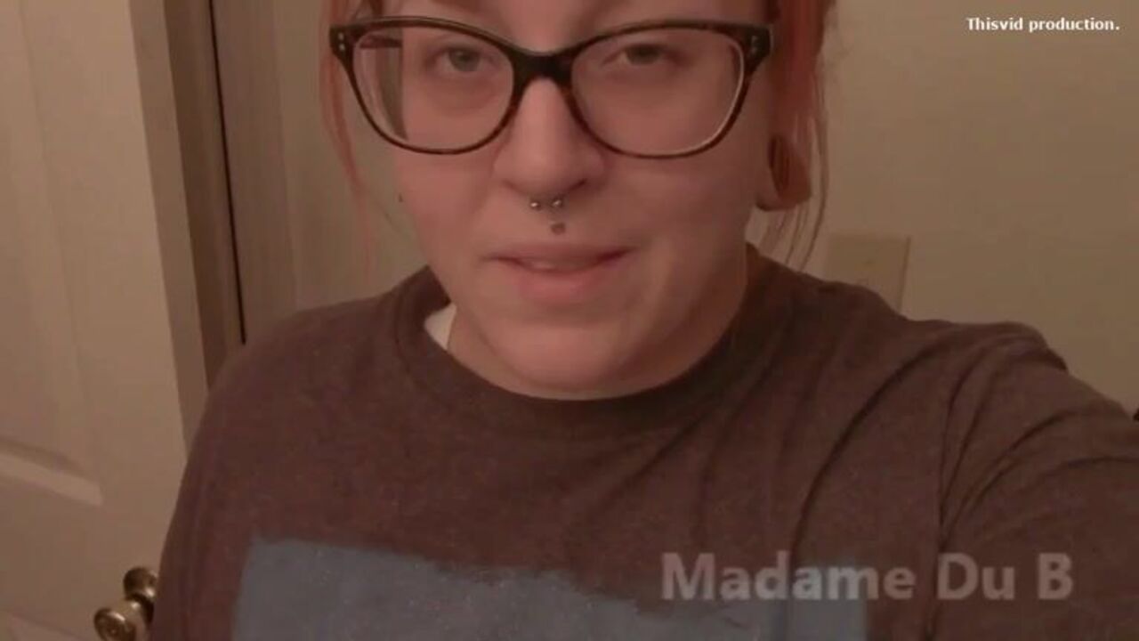 Lady with a huge ass talks dirty about her juicy pussy and turds