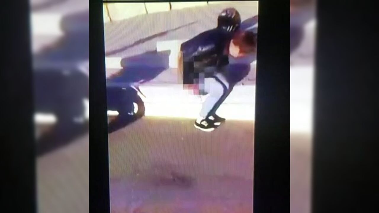 Unsuspecting babe indulges in some steamy scat play and fart fetish