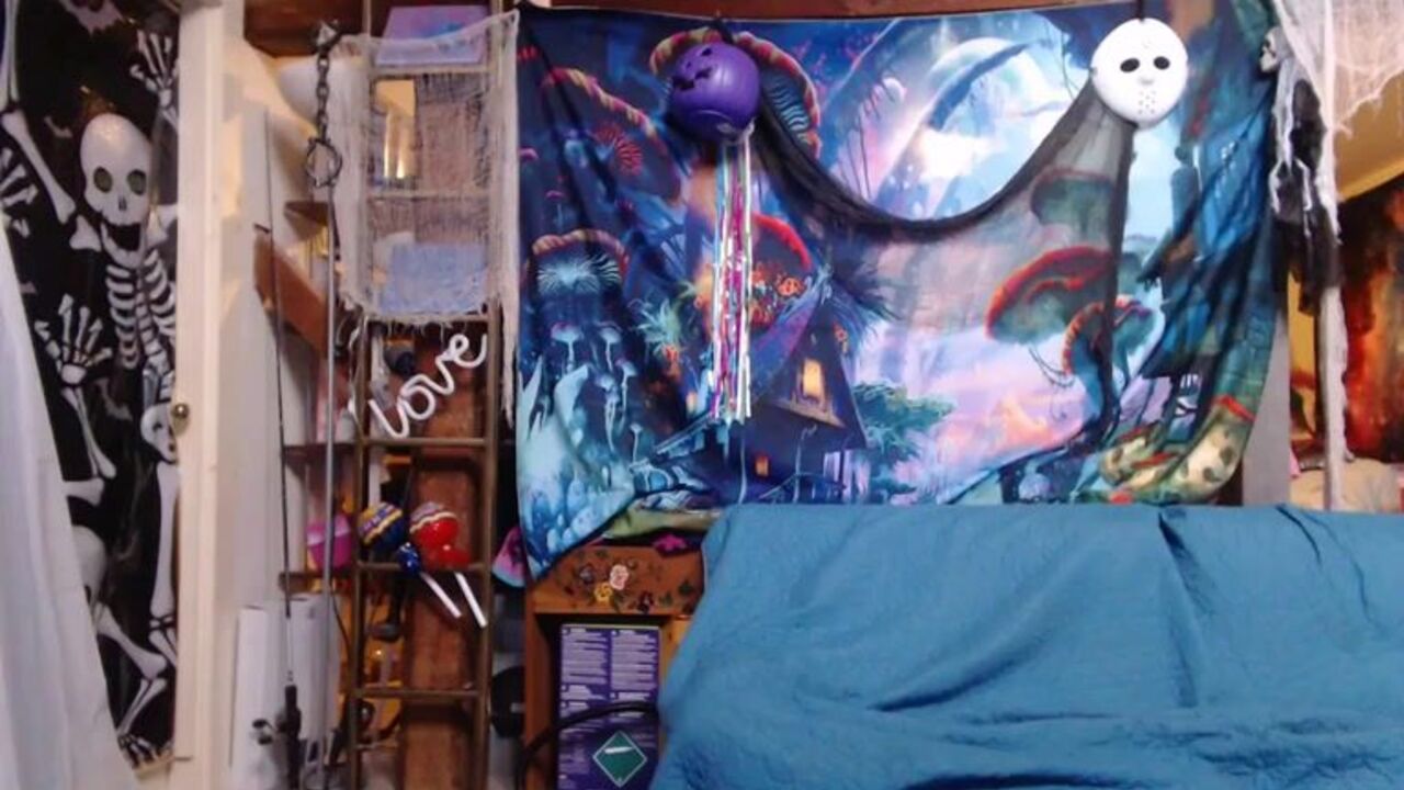 Emilylove86 gets her juicy scat stuffed with desire