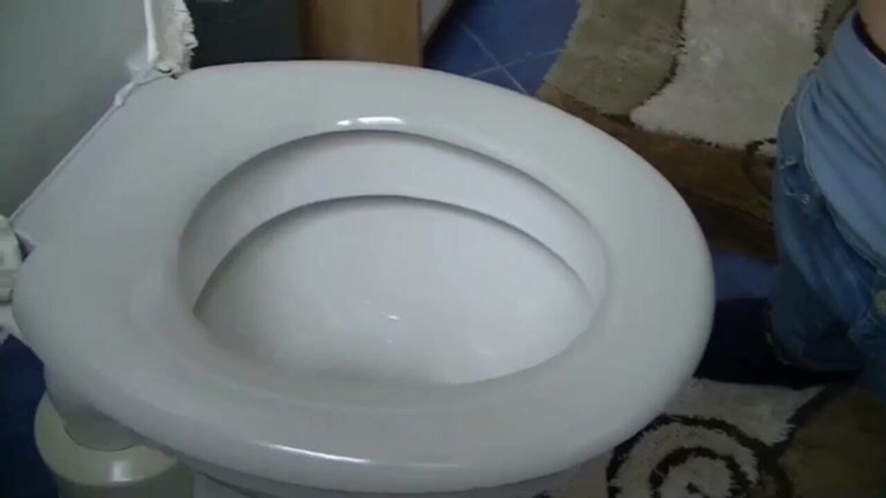 Watch this kinky slut miss the toilet bowl & get off on scat porn