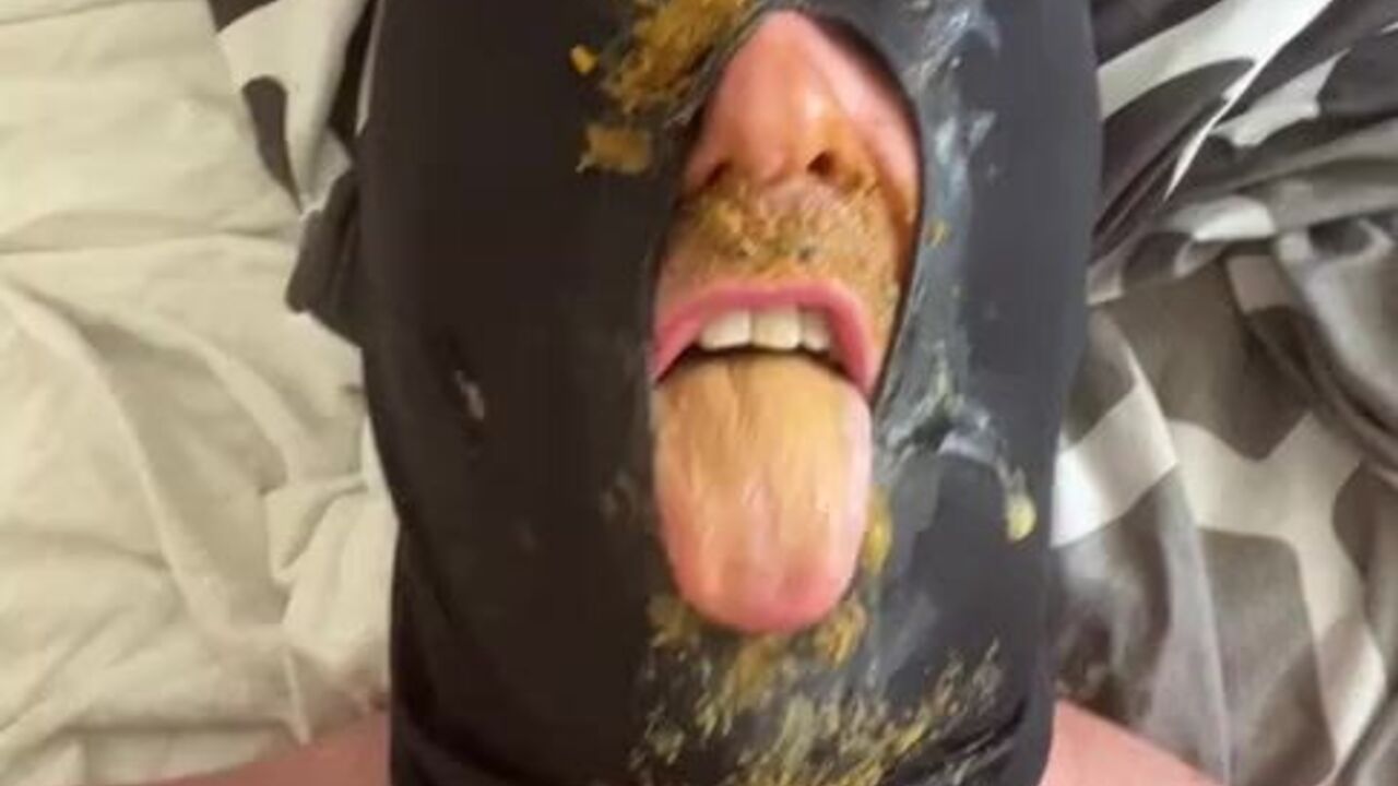 Watch this Asian slut devour her own filth hole like a pro