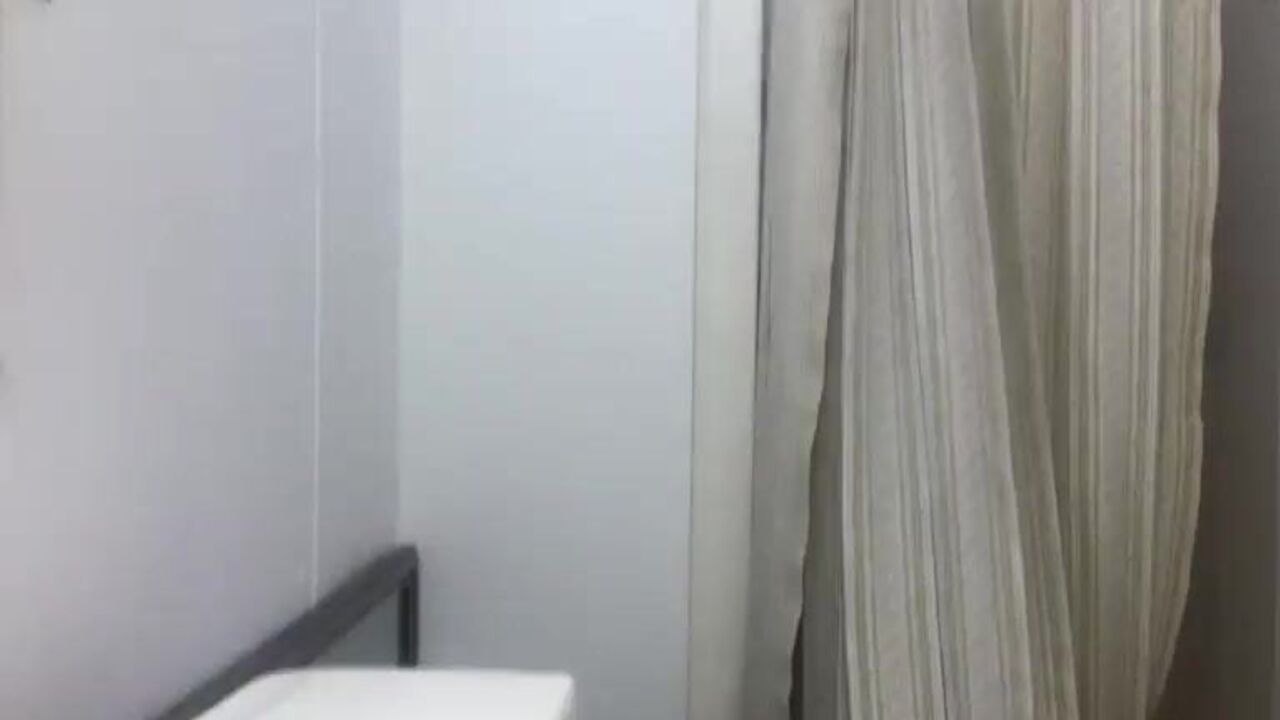 Hippie girl with a filthy mouth spreads to the cam like a pro