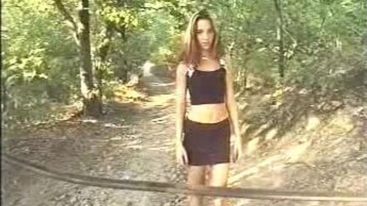 Watch this kinky girl get off with her favorite toy outside