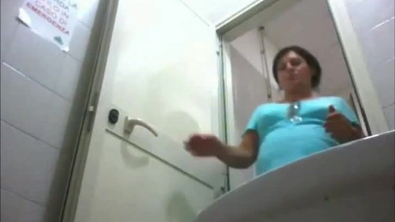 Watch this hot pregnant babe pee and shiver in her scat like a pro