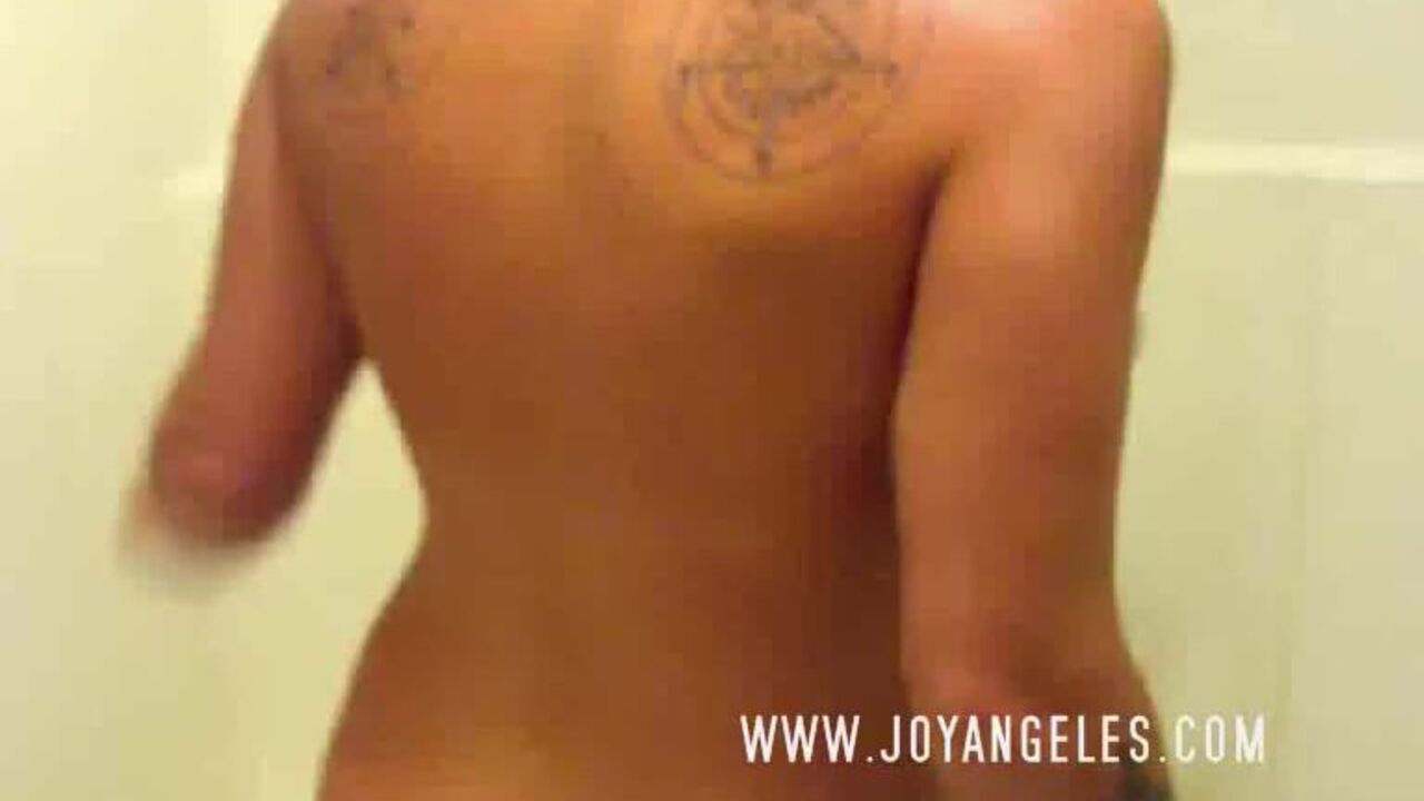 Watch Anabel's heavy load flow out of her scat like a river