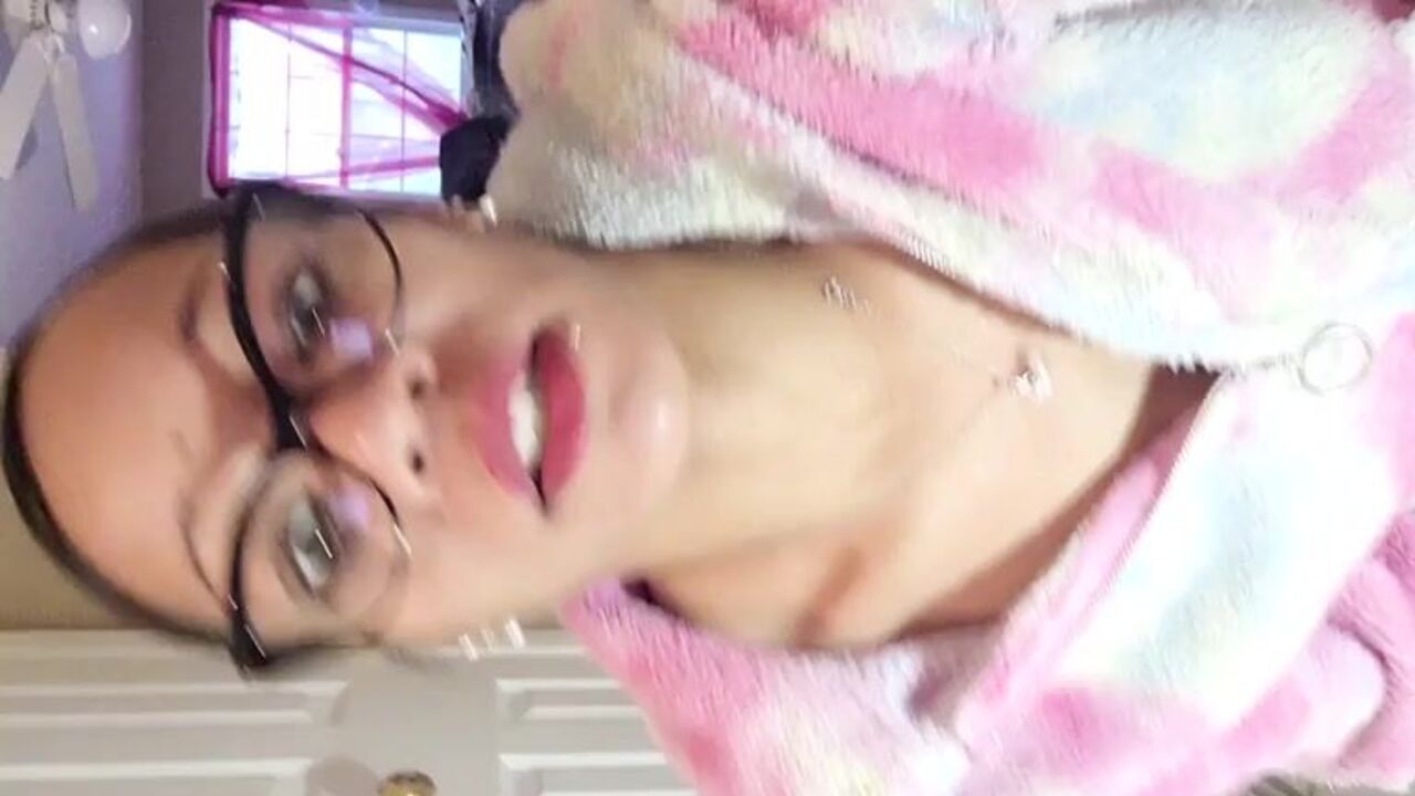 Ella's scat fetish gets wild in a steamy solo session