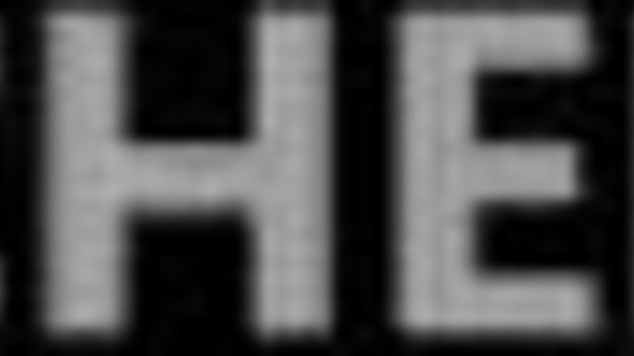 Watch this vintage babe with a huge fat ass fart and spit her juicy butt