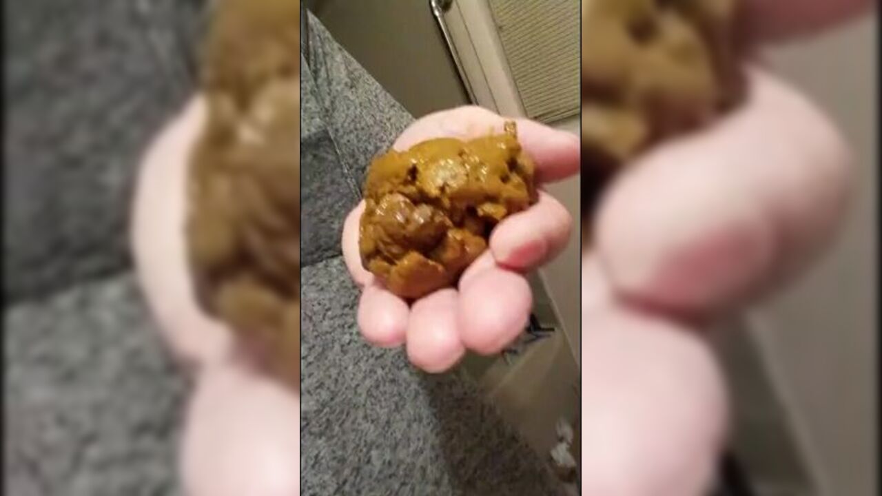 This amateur slut devours the crap out of her own mess