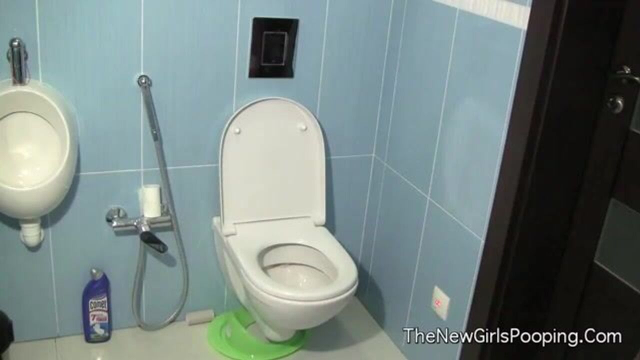 Watch this scat porn video of a scat girl getting her morning toilet filled up