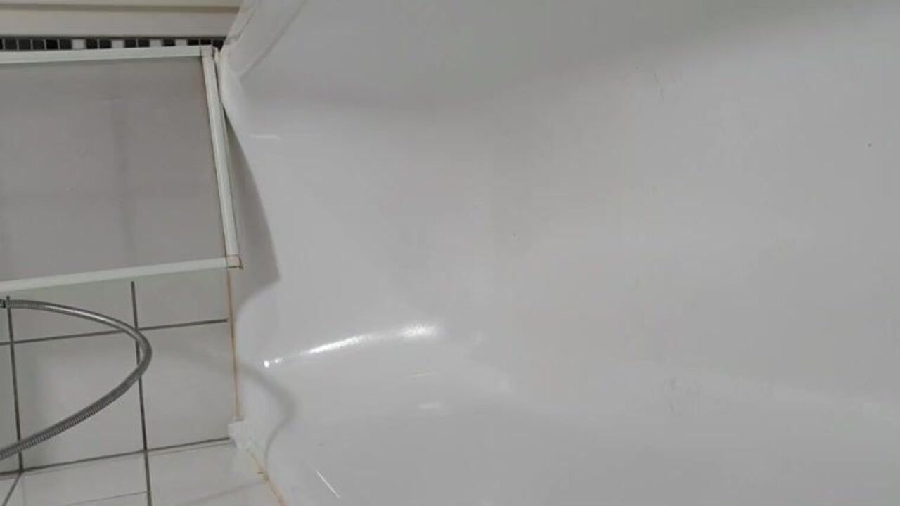 Bella Kacktundpisst Wanne, the scatty pornstar, gets down and dirty in a pooped-up video