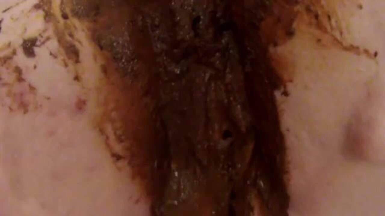 Watch this filthy slut get her pussy drilled in a scat video