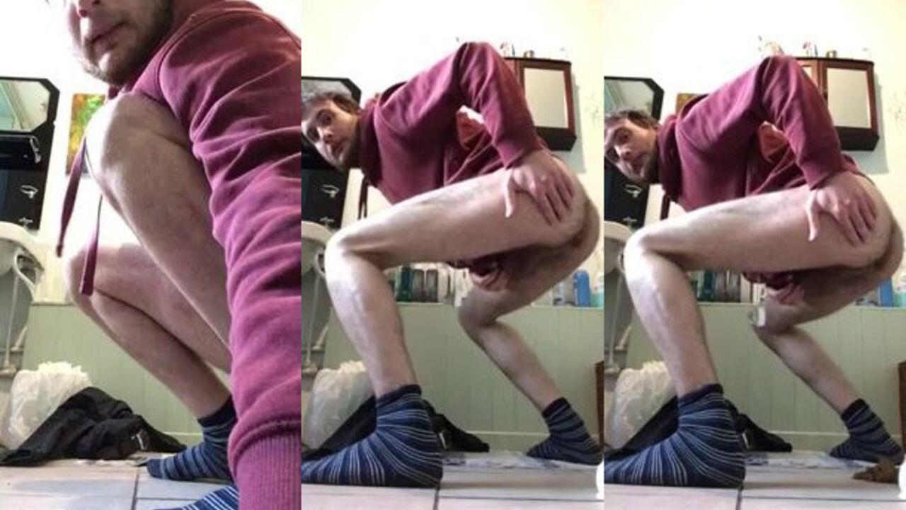 Watch this kinky guy piss all over the floor of his bedroom