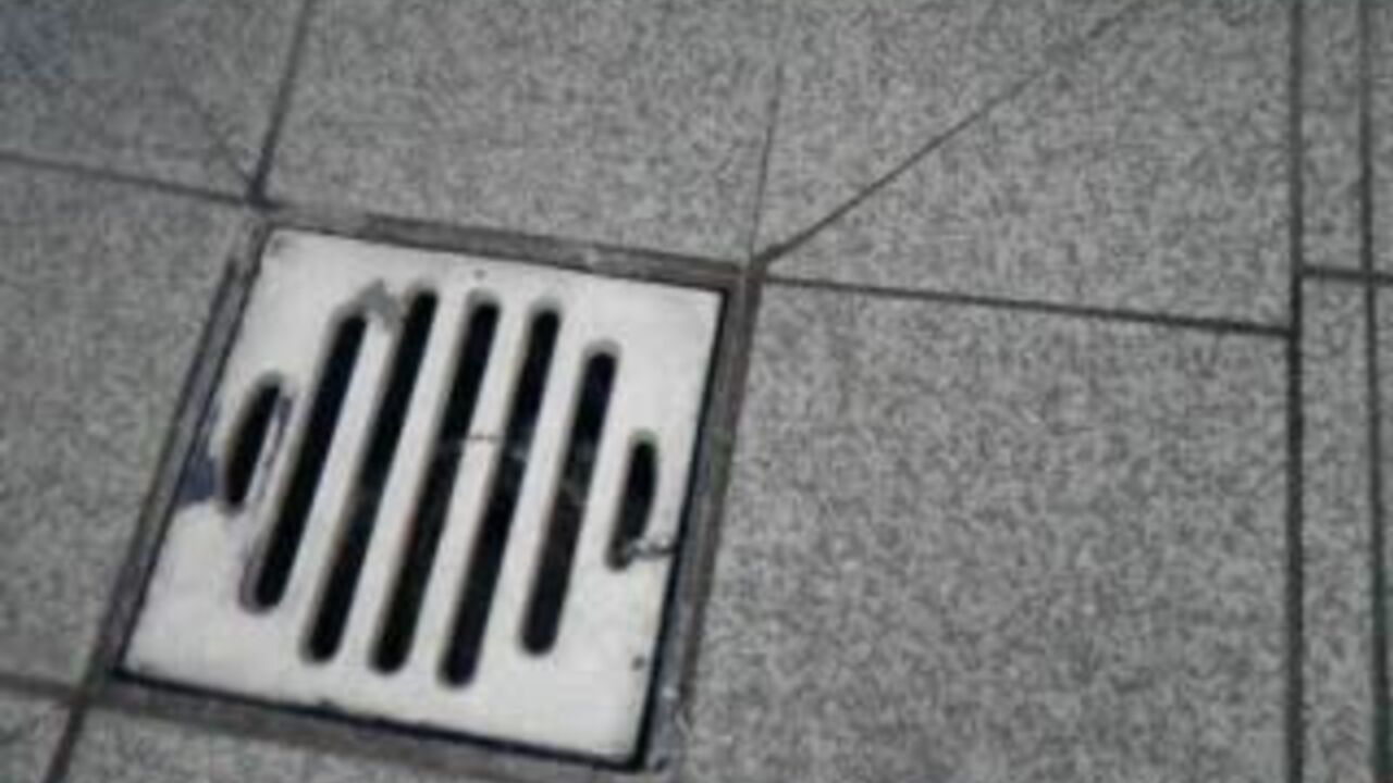 Watch this kinky slut get her scat wet in Nylons