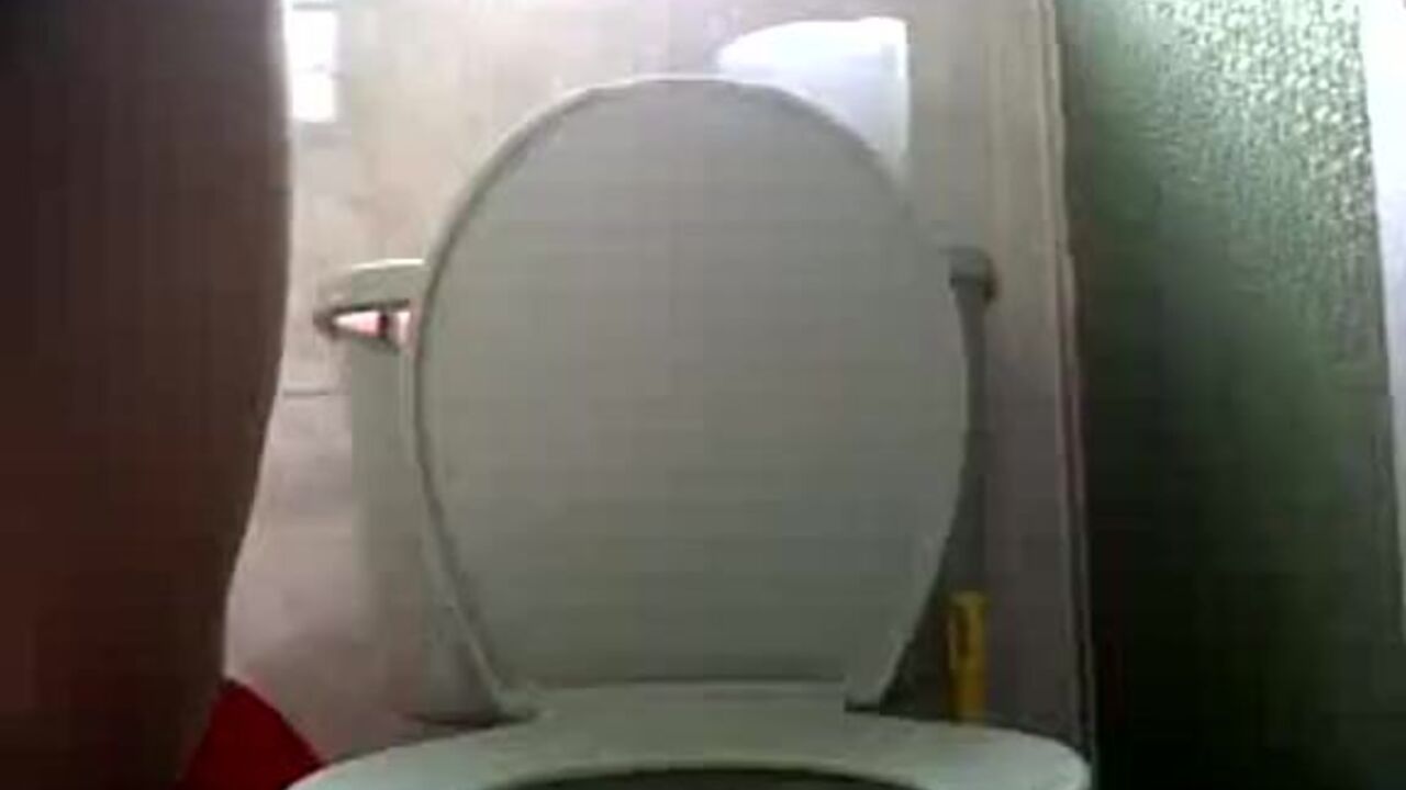 Watch this Colombian babe get her scat wet and wild in this steamy video