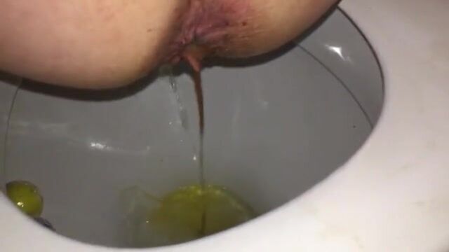 hold open her arse while she takes a shit scat