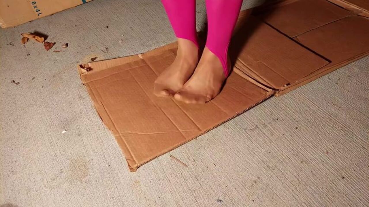 Sexy MILF in stockings gets off on dirty floor scat play