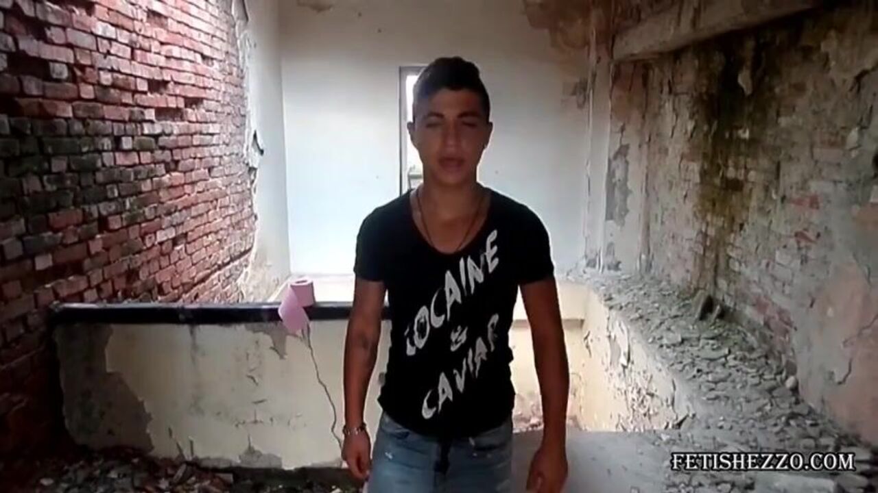 Watch this hot dude get off on scatting on cam and getting drenched in his own jizz