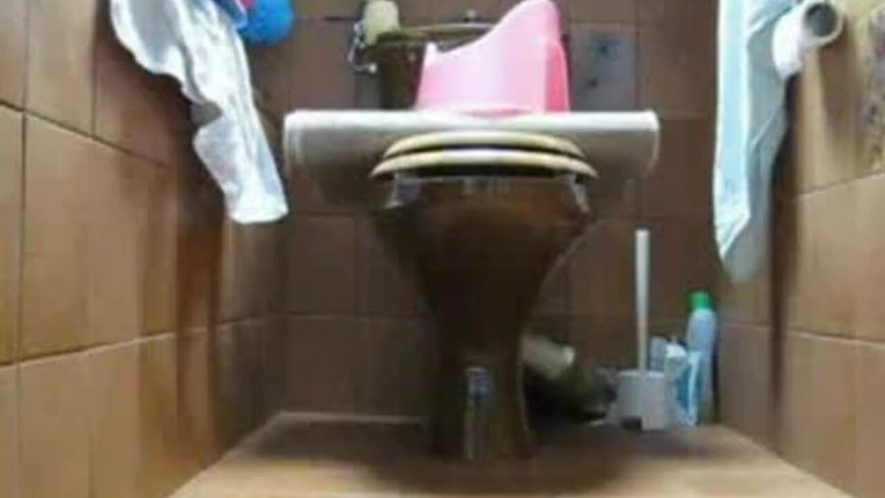 Amateur slut gets off on scaring herself with hot scat action