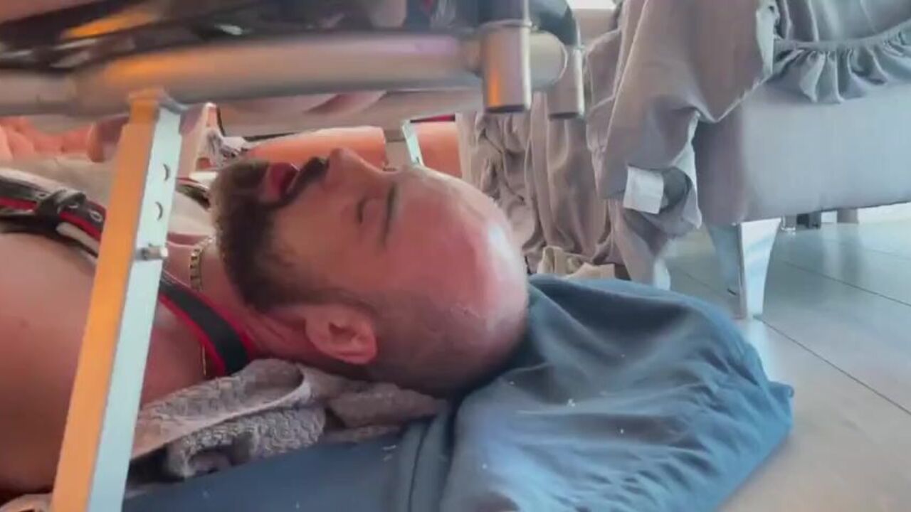 Watch this bald guy devour his own scat like a filthy little animal