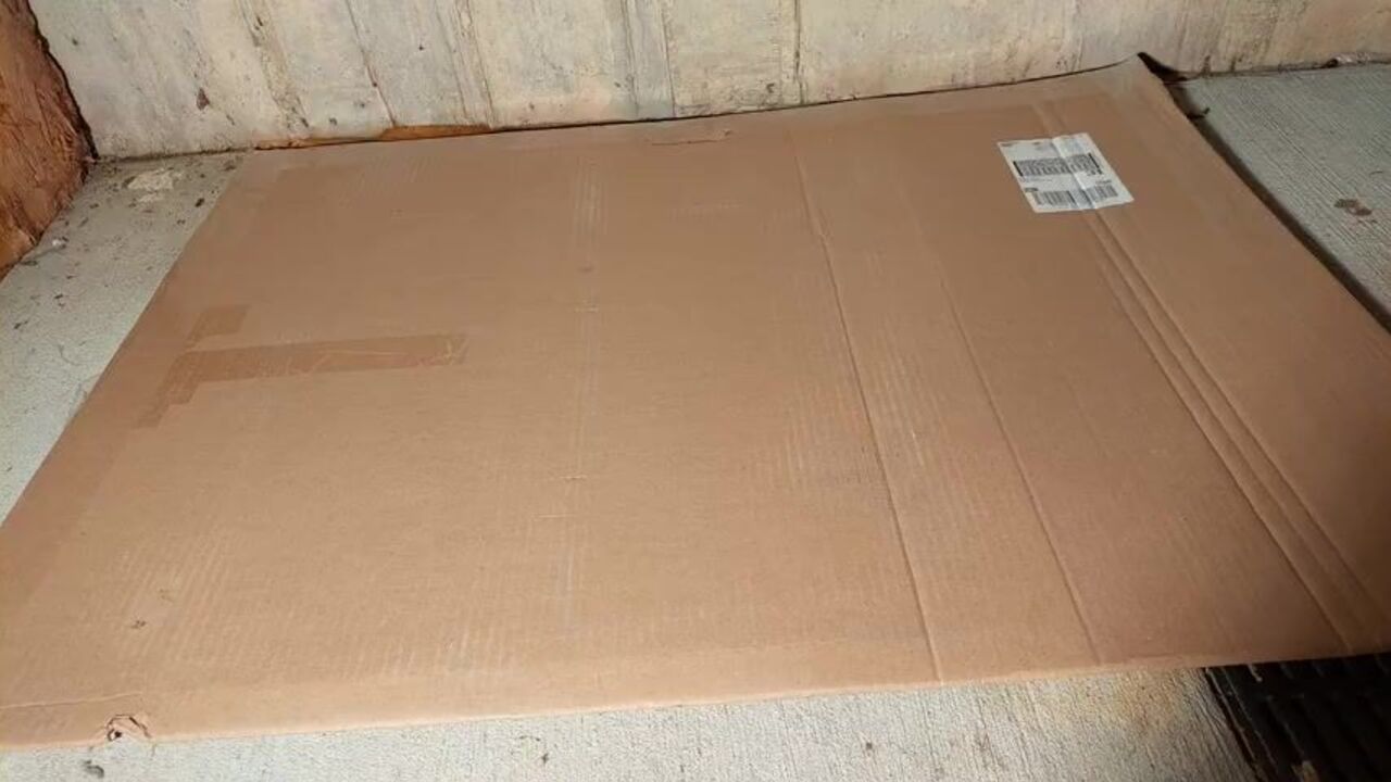 Watch this filthy teen do a footjob in her filthy pantyhose