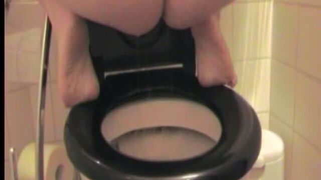 Amateur chick shitting in the toilet - Scat Video Collection