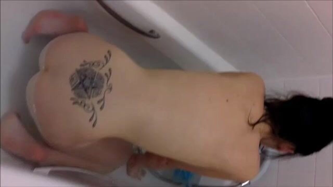 Bath time fun with a filthy scat slut