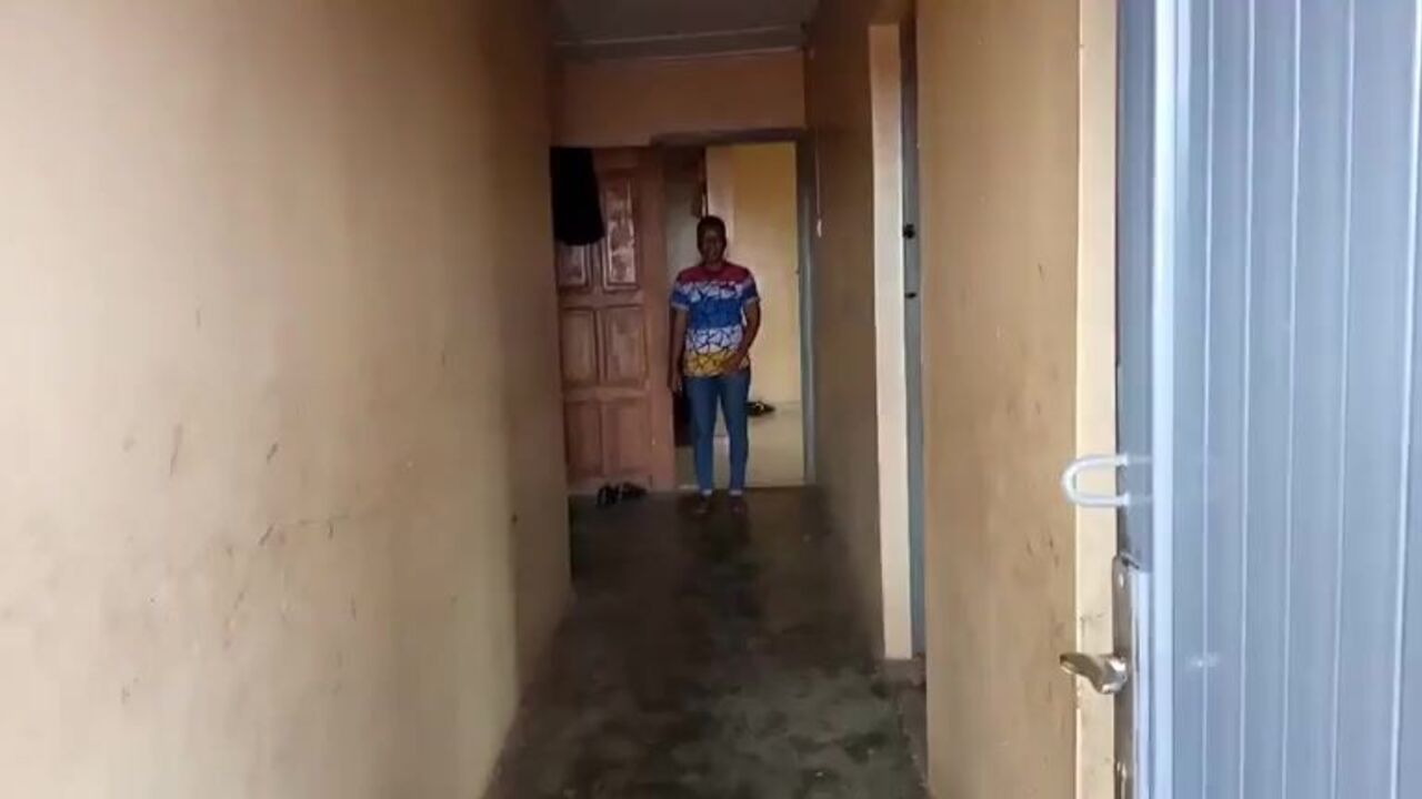 Watch this curvy ebony slut push her way to a hard scat fuck