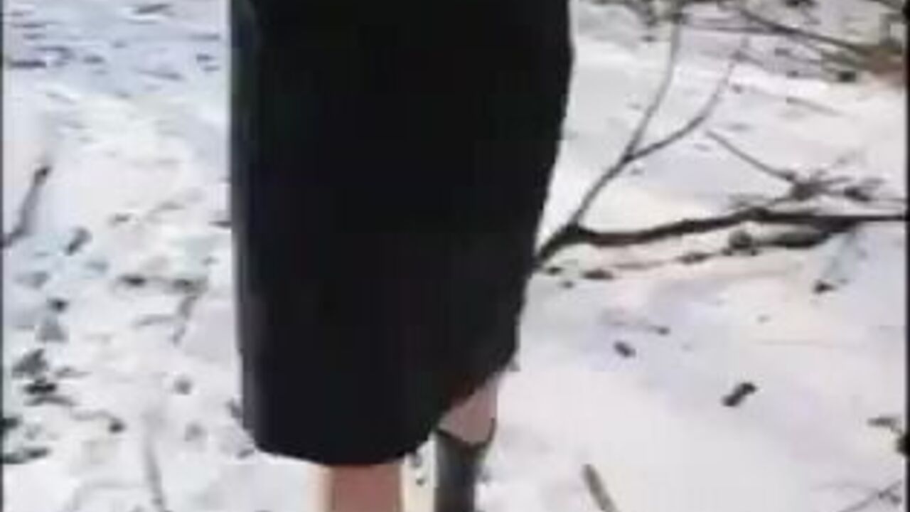 Watch this filthy girl get her scat wet and warm in the cold