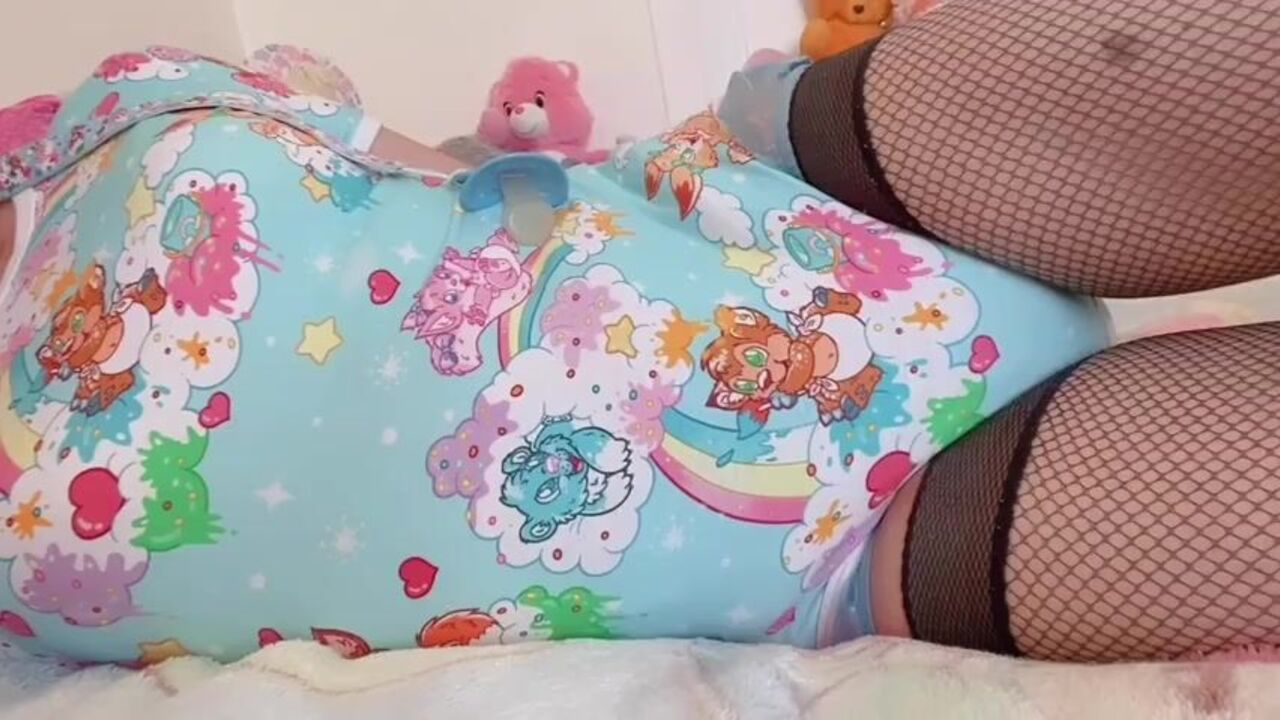 Dirty diaper smeared and opened up in sissy sissy scene