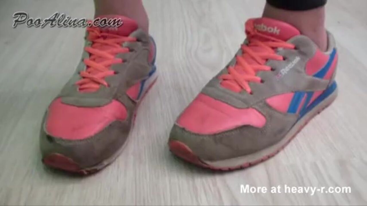 Watch this kinky chick's farting and enema fetish in scat porn