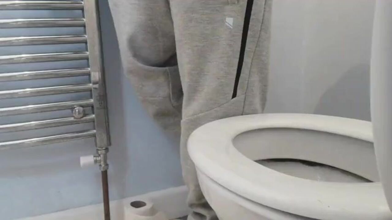 Watch this dude's daily dump of scat and pooping in solo action