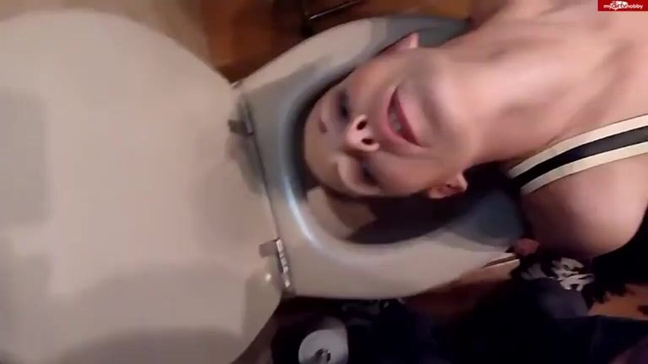 Watch this kinky cocksucker drink piss & suck like a pro in this watersports video