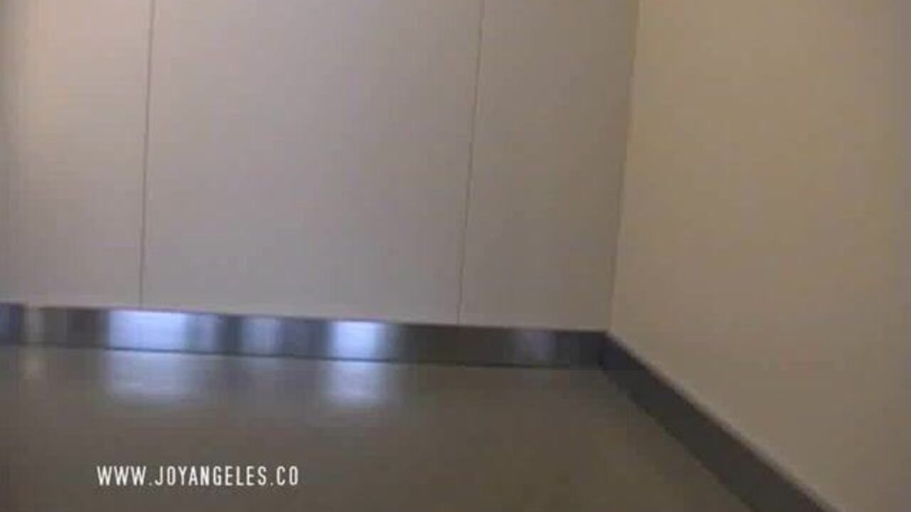 Watch this kinky scat girl get off on getting her ass and assholes splattered with pee