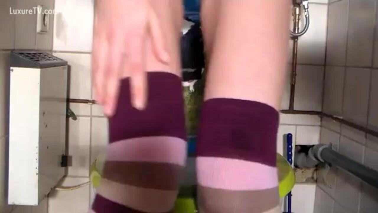 Watch this skinny girl get her scat pumped and dumped in the toilet
