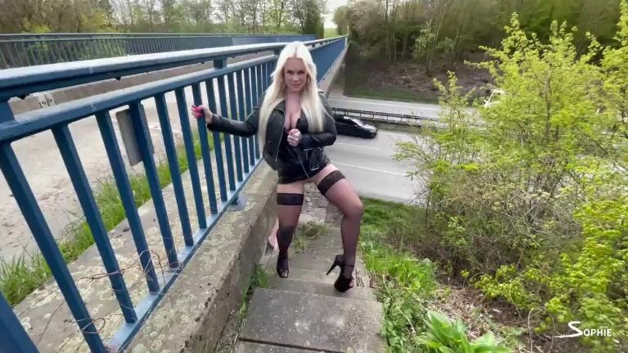 Watch as these filthy sluts scat in Autobahn traffic