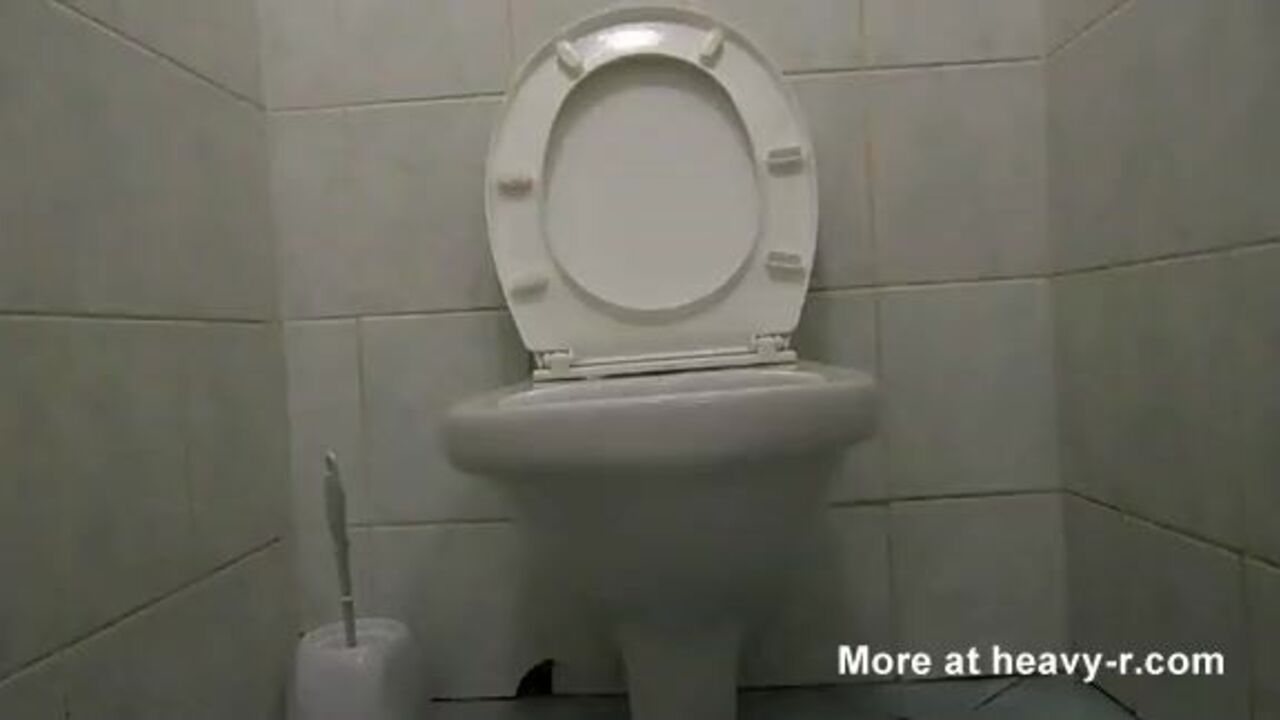 Kinky scat porn with peeing and scatting on cam