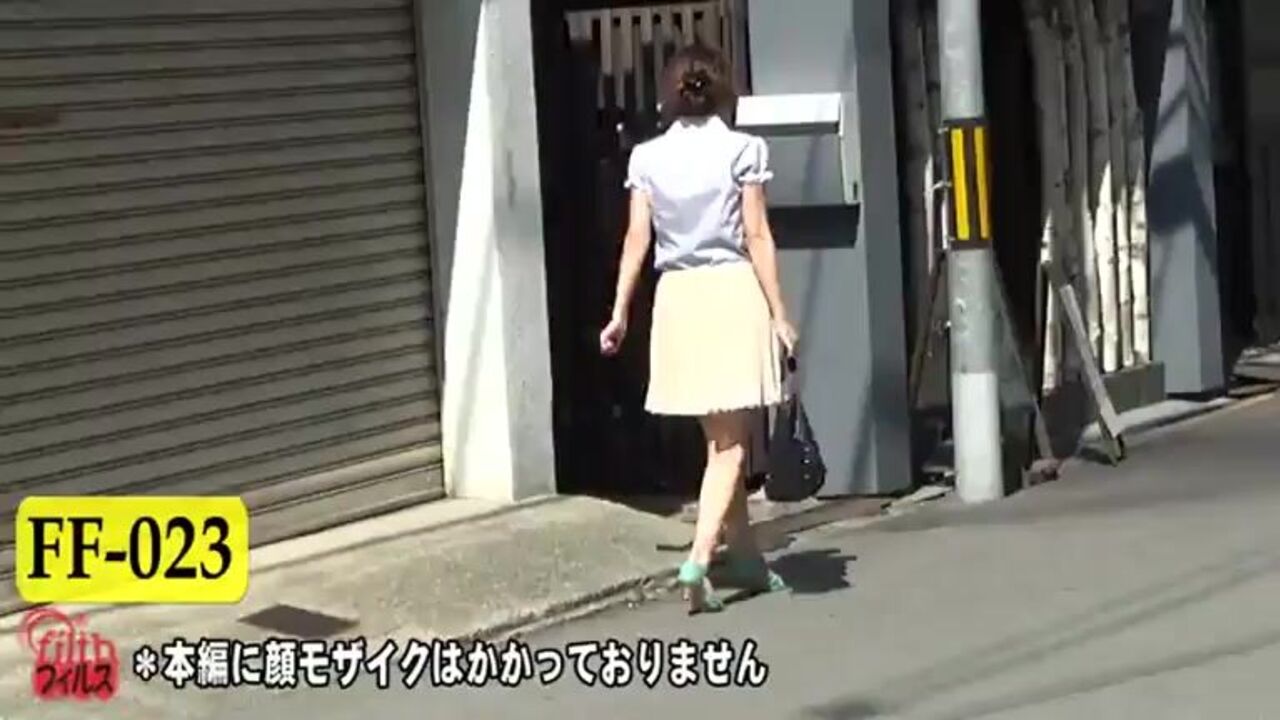 Asian women go crazy for public scat in a wild public show