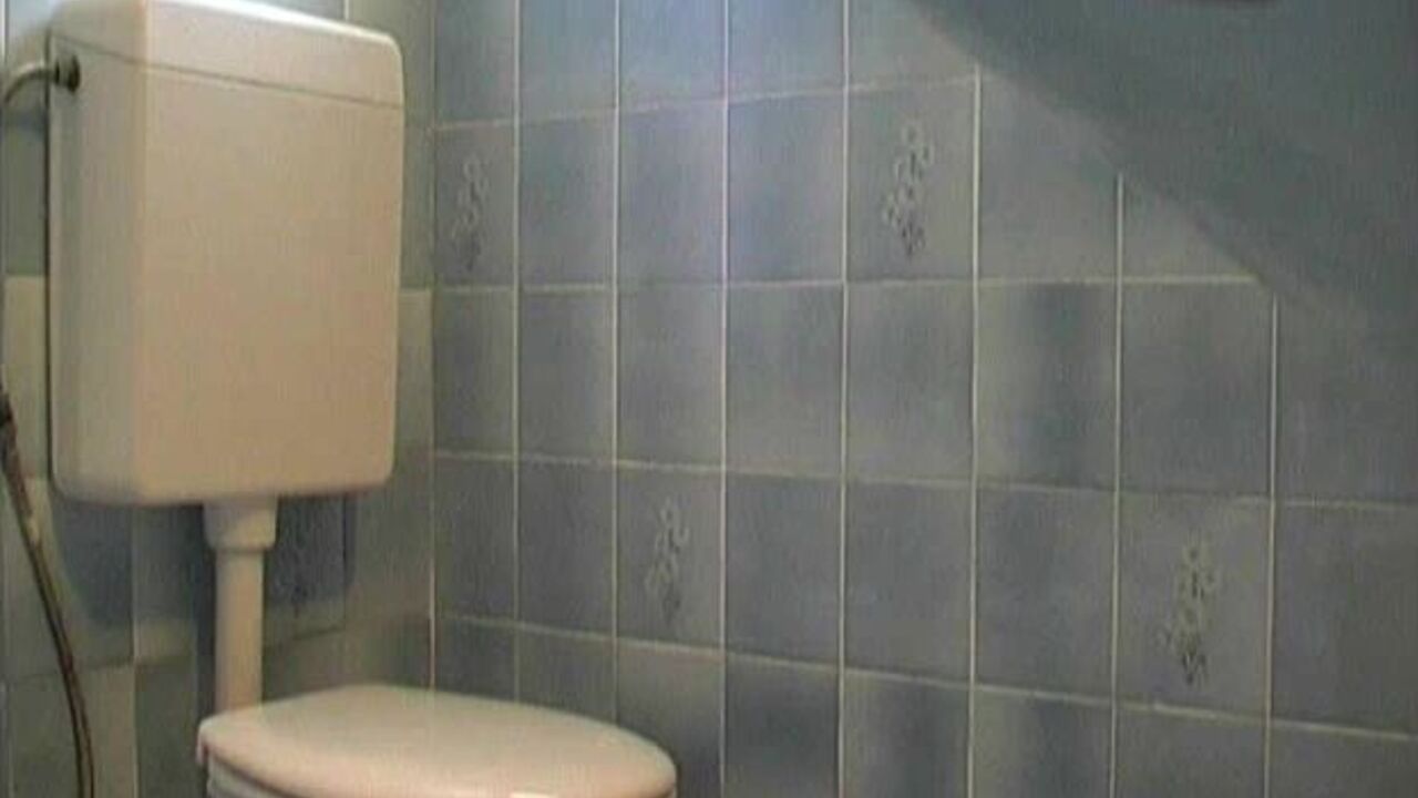 AnaDidovic001 is a filthy slut who loves scatting and pooping